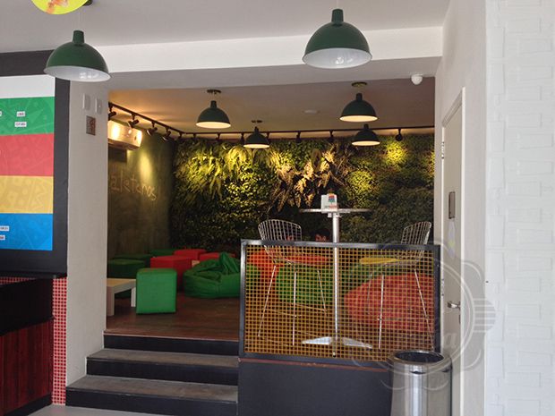 [Cantinho super aconchegando e uma parede de plantinhas, toque de frescor e natureza viva]