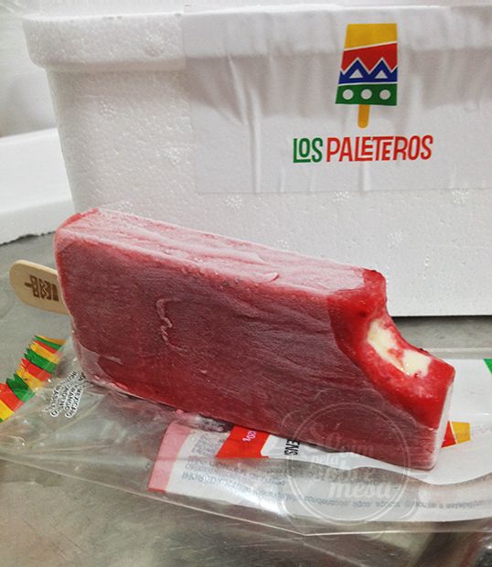 [...e o sucesso da marca Morango com Leite Condensado... perfeito. Parece que estou mergulhando um morangão geladinho no leite condensado]