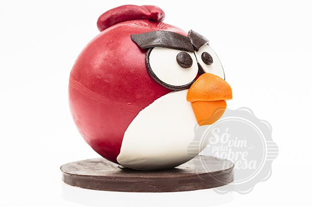 [Vermelho do Angry Bird, dá dó de comer , gente! Foto: St. Michel Confeitaria]
