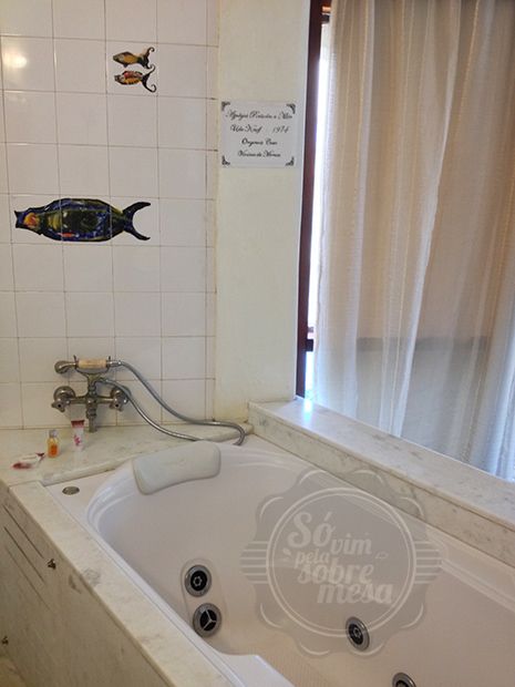 [Banheira e azulejos originais]