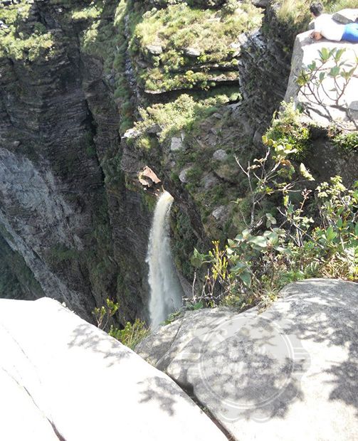 [Foto do meu acervo de 2012. Justamente porque desta última vez estava seca e não tirei foto, então para ilustrar como ela é quando está com água. Cachoeira da Fumaça]