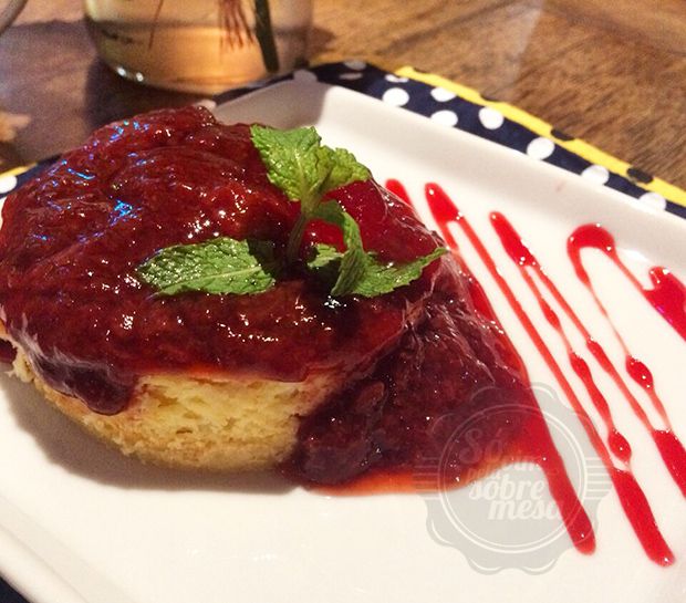 [Nessa cafeteria também tem docinhos e sobremesas deliciosas, como Pudim de Cupuaçu que estava em falta, mas a Cheesecake de Morango deliciosa, compensou.]