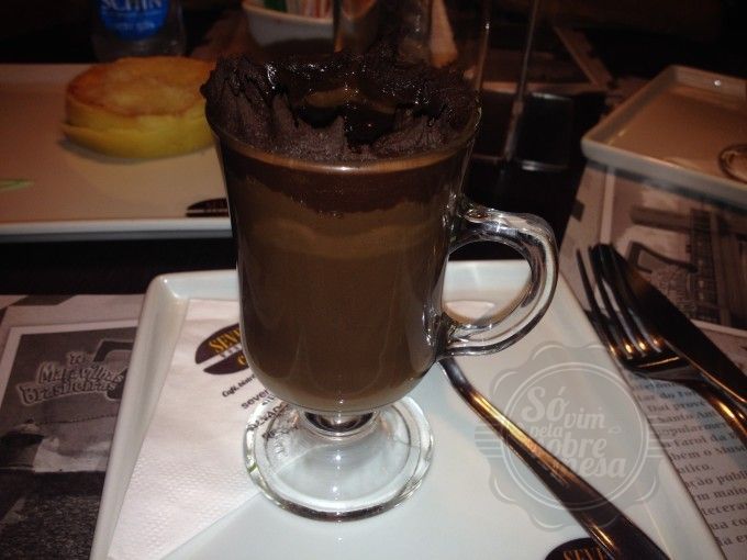[Chocolate Quente da Seven Wonders Café na Livraria da Cultura no Salvador Shop.]