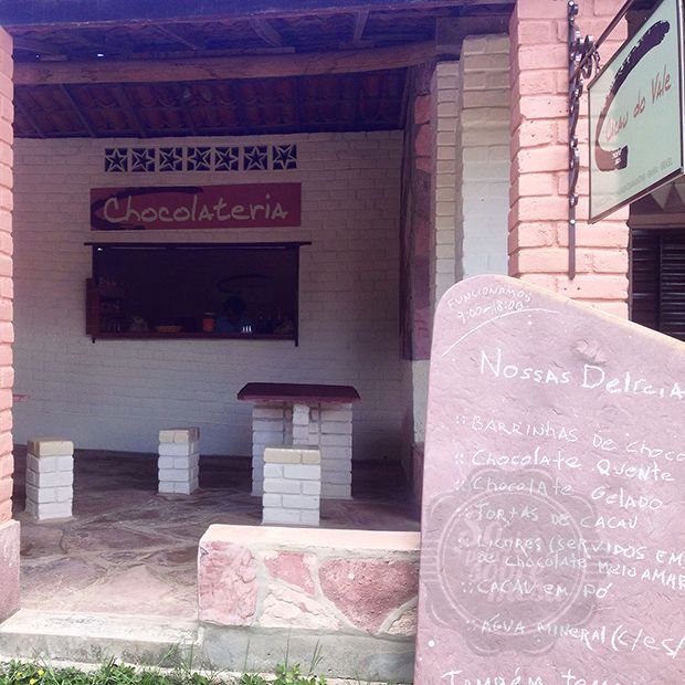 [Aos pés da Cachoeira da Fumaça, chocolate artesanal para dar energia subindo e repor quando desce]