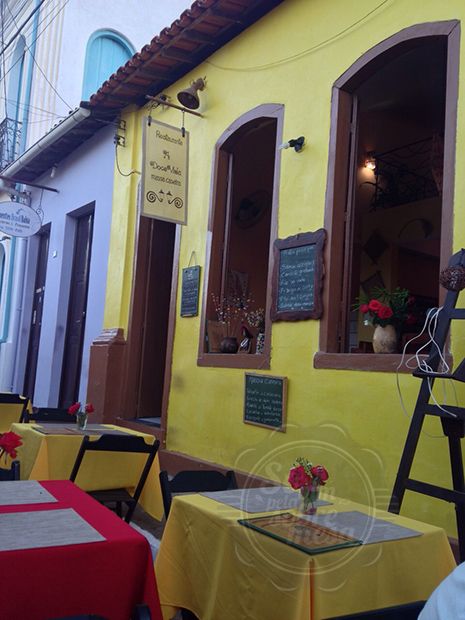 [Restaurante Doce Vida, com mesinhas ao ar livre, na rua mesmo, tem uma decor romântica e bucólica]
