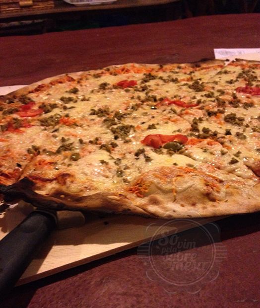 [Pizza da Pizzaria Capão Grande - massa integral, recheio de palma, cenoura, tomate - orgânicos. Desde 1992 matando a fome da galera que desce a Fumaça]