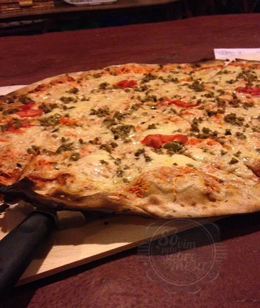 [Pizza da Pizzaria Capão Grande - massa integral, recheio de palma, cenoura, tomate - orgânicos. Desde 1992 matando a fome da galera que desce a Fumaça]