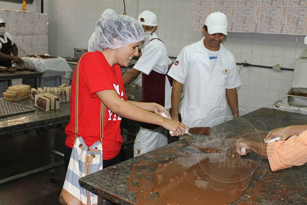 [Colocando a mão na massa...]