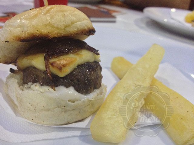 [O clássico do Chef Gabriel Lobo vem acompanhado de aipim frito ao invés de batatinha. Amadinho]