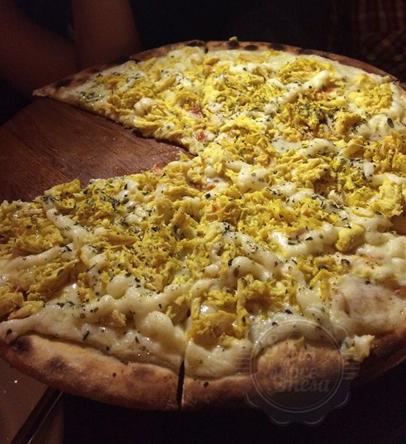 [Massa fininha e levemente crocante, característica das pizzas do 33, e esta é a de Frango Catupiry ]