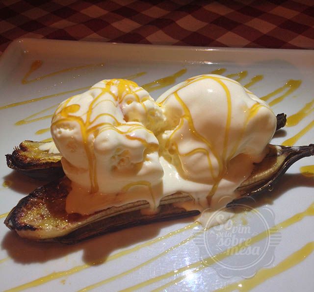 [Banana Assada com Sorvete e Mel - uma sobremesa simples, mas muito rica em sabor]