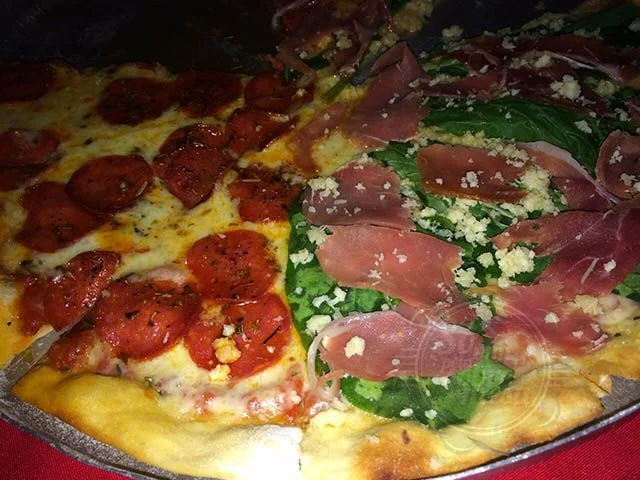 [Destaque para Pizza de Pepperoni e Parma com Rúcula]