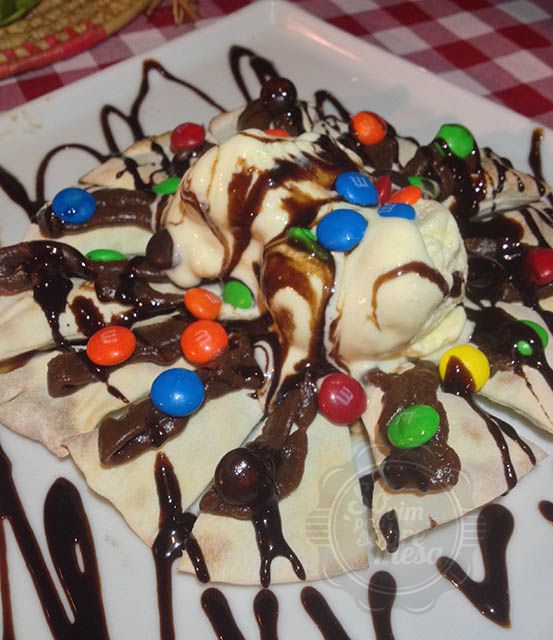 [Pizza de Chocolate com M&M's e Sorvete de Creme]