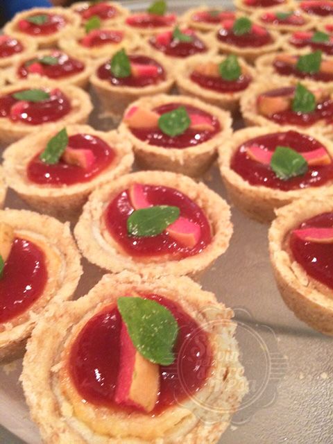[Cheesecake de Goiabada - massa levinha, recheio suave. Cobertura docinha e esse manjericão deu toque refrescante a sobremesinha]