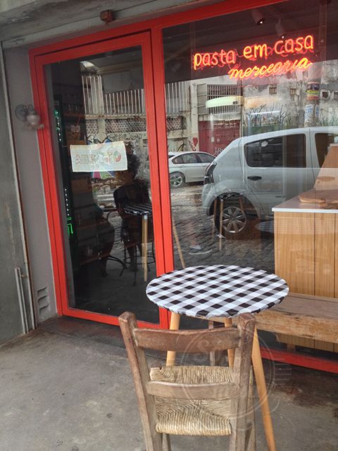 [Além de restaurante, o Pasta em Casa tem sua própria mercearia]