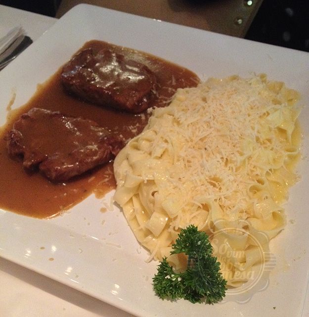 [Paillard ao Molho Madeira e Fettuccine al Alfredo]