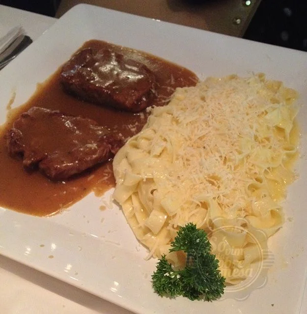 [Paillard ao Molho Madeira e Fettuccine al Alfredo]