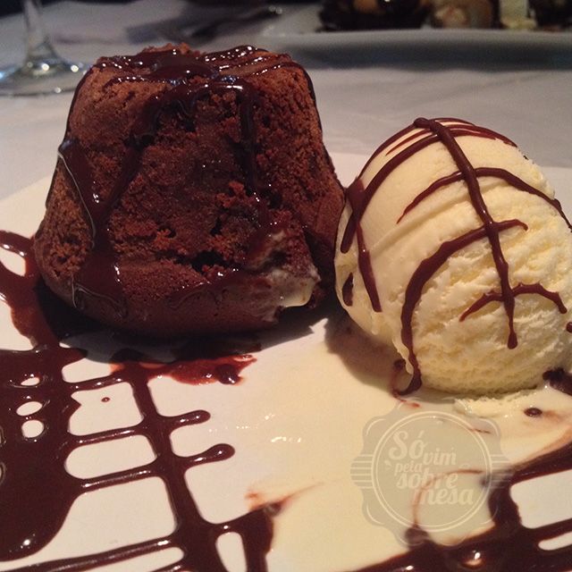 [A forminha quentinha de chocolate é maravilhosa e com a caldinha densa e intensa então..huuum]