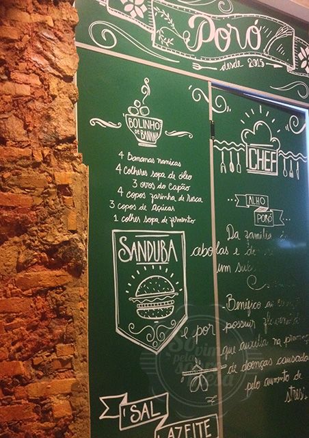 [Amei essa mistura: parede de pedra original com quadro de giz feito a ão na porta da cozinha]