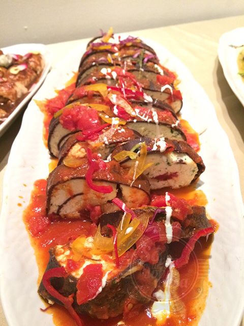 [Rondelli de Cacau, ricota e confit de tomate. A massa bem diferente, mas o recheio e o molho - deliciosos. Interessante este prato]