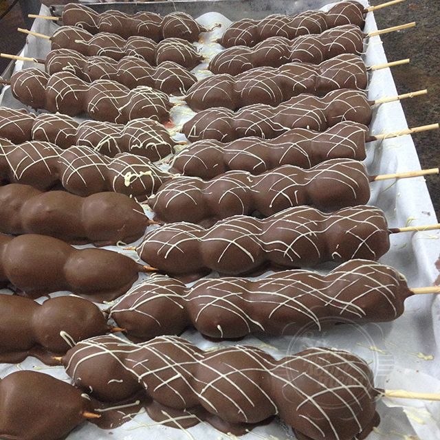 [Morangos cobertos - Produção Confeitaria/Doceria Perini]