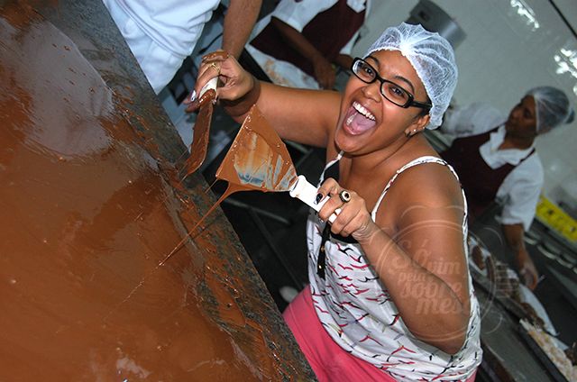 [Temperando o chocolate, ou pelo menos tentando. Foto: Perini]