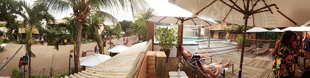 [Uma vista geral do deck da piscina que fica na parte superior ao restaurante]