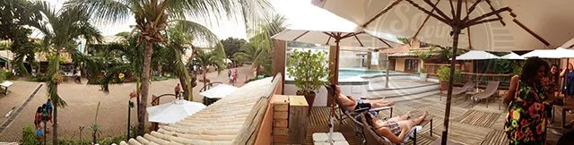 [Uma vista geral do deck da piscina que fica na parte superior ao restaurante]