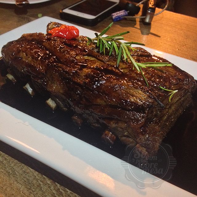 [Suculenta, gorda de carne e não de gordura, macia e que molho surreal. Meio agridoce, combinando perfeitamente com a carne meio defumada.]