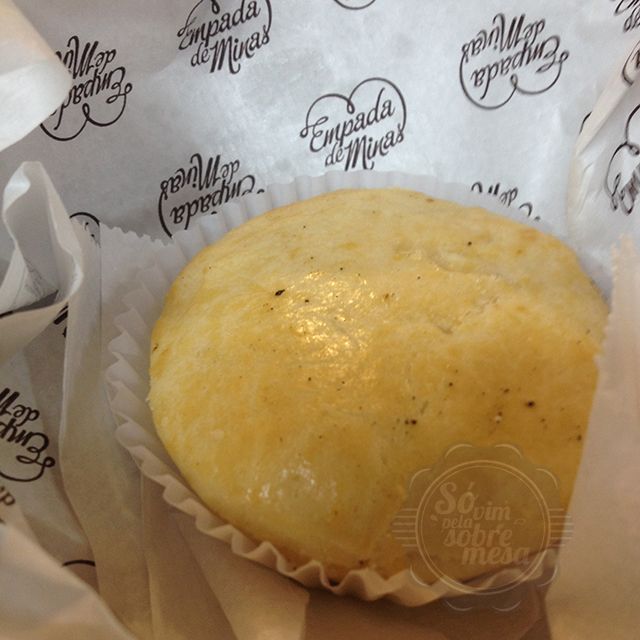 [Empadinha de Frango - massa leve, nem um pouco gordurosa, recheio caprichado e bem temperadinho. Comeria umas 5 dessa numa sentada]