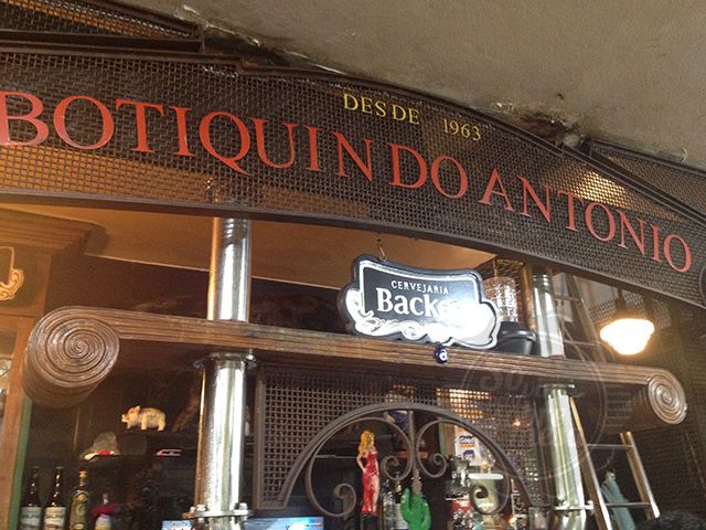 [Lugar legal, em que apreciamos chopp ou uma cervejinha no balcão mesmo, sentadinhos em baquetas]