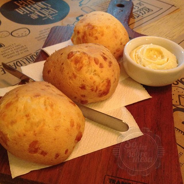 [ Porção de Pão de Queijo com Creme de Queijo Canastra, tipo uma manteiga surreal de tão deliciosa]