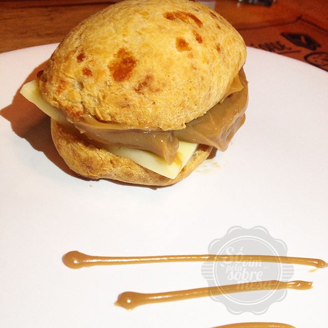 [ Pão de queijo recheado com Queijo Minas + Doce de Leite Viçosa - o melhor do Brasiiiil]