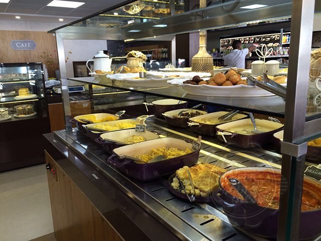 [Pista quente do buffet de café da manhã]