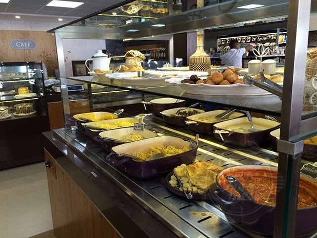 [Pista quente do buffet de café da manhã]