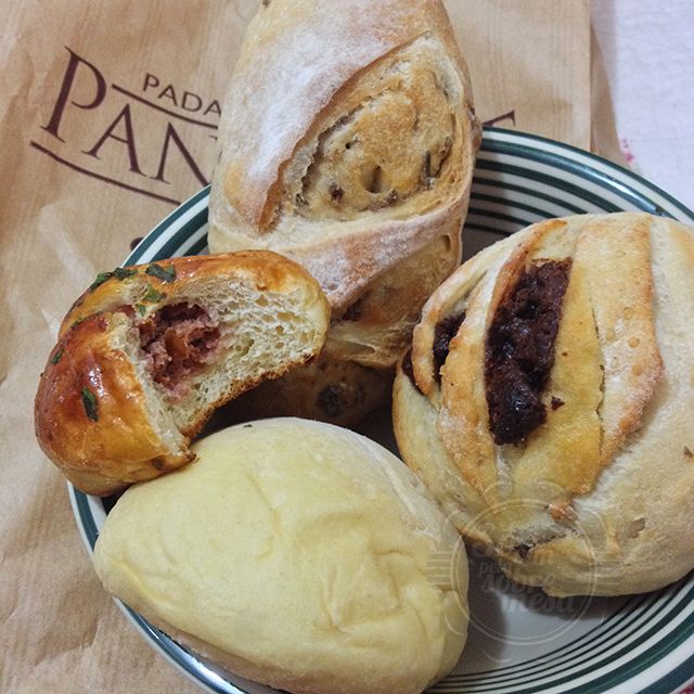 [E esse foi nosso mimo de lembrancinha, pãezinhos fantásticos para saborear em casa: Mandioca, Italiano de Chocolate, Italiano de Azeitona e um Pãozinho de Calabresa]