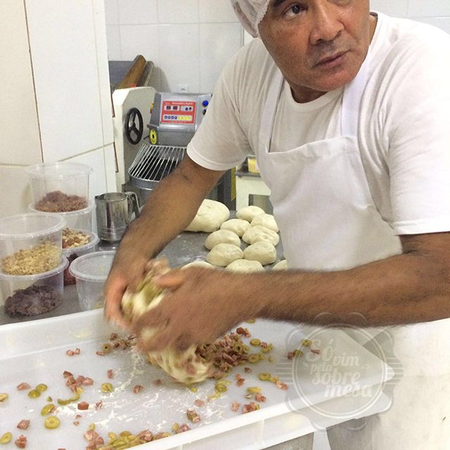 [Seu Milton nos ensinando a rechear pães italianos]