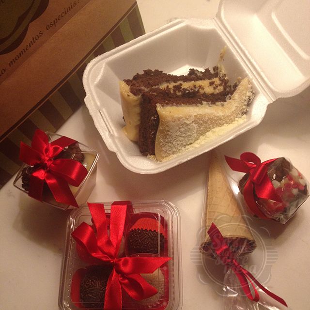 [Tudo preparado ela Brigadeiro Caseiro: Torta Brownie, Brigadeiros, Bem Brownies, Potinho de Brownie e Cone de Chocolate]