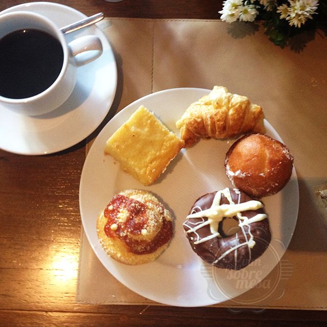 [Bolo de Carimã, Croissant, Sonho de Padaria com Goiabada, Donuts e Pão Farofa]
