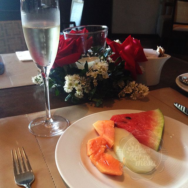 [Para refrescar: espumante e frutinhas]