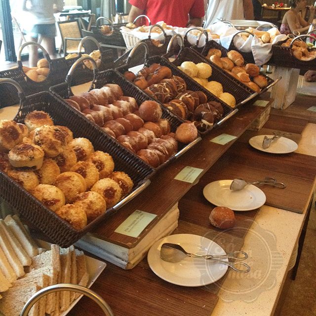 [A Panificação do Sheratonda Bahia é perfeita e super rica, além de pães, tem um setorzinho de comidas regionais e que Bolo de Carimã delicioso]