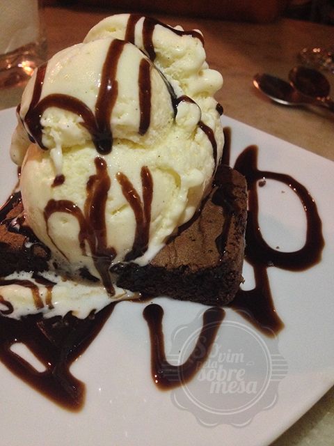 [Brownie... queria com sorvete de canela, mas como só tinha creme, fomos de creme]