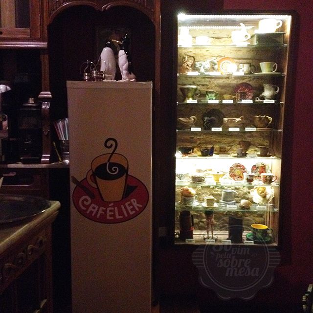 [Além de um Café com exposições pequenas de quadros de artistas lindos, a casa ainda tem como se fosse um Museu de peças antigas, ricas em histórias e lembranças]