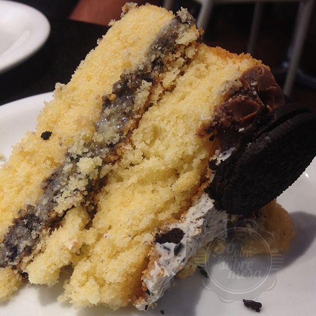 [Torta Oreo - caprichada no recheio, massa fofinha e molhadinha]