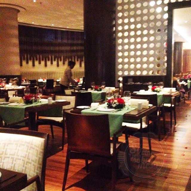 [Restaurante Passeio da Vitória arrumado com velas e rosas vermelhas]