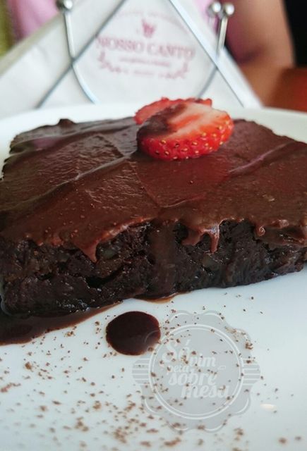 [Apesar de mais finho e não crescer tanto quanto o tradicional, esse Brownie consegue ser satisfatório ]