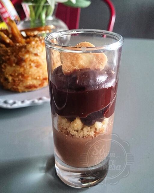 [Verrine - sou mais que apaixonadas por essas sobremesinhas cremosas em copinhos de shot. E a Pati Dedo de Moça, agora Tuty por Paty, faz uma das melhores.]