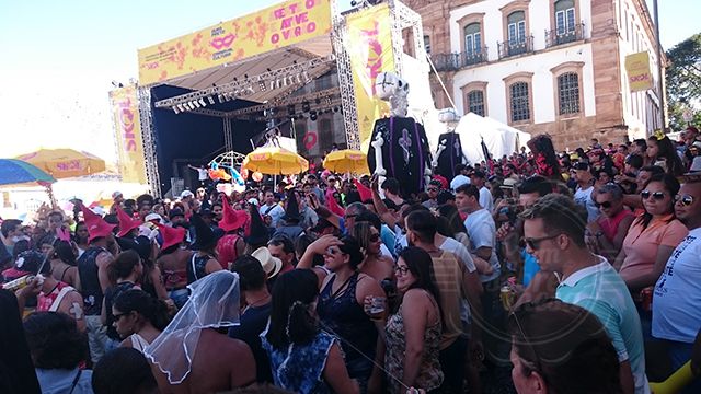 [Cheia de muita alegria, galera super de boa, famílias, crianças, jovens, idosos. Todos curtindo na paz!]