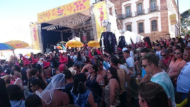 [Cheia de muita alegria, galera super de boa, famílias, crianças, jovens, idosos. Todos curtindo na paz!]