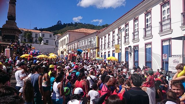 [Olha como fica cheia a praça]